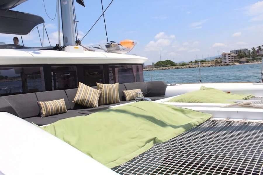 Cubierta y redes de un catamarán Lagoon 45 para renta de yate en grupo en Puerto Vallarta