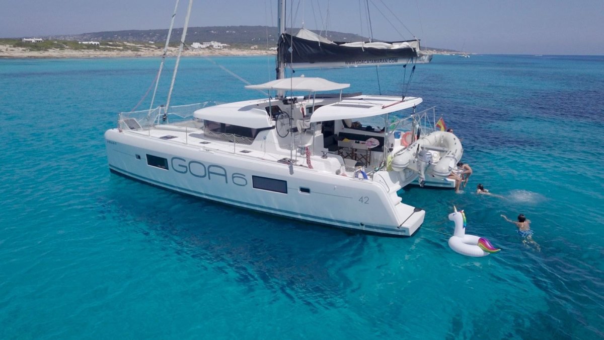 Catamarán Lagoon 42 fondeado en agua turquesa durante la renta de un yate de fiesta en la Bahía de Banderas