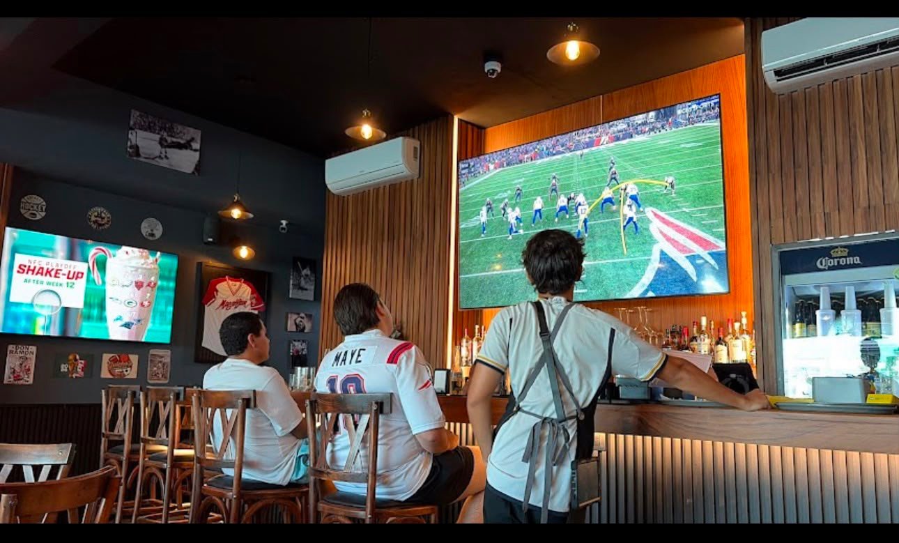 Interior de Guicho's Sports Bar con pantallas